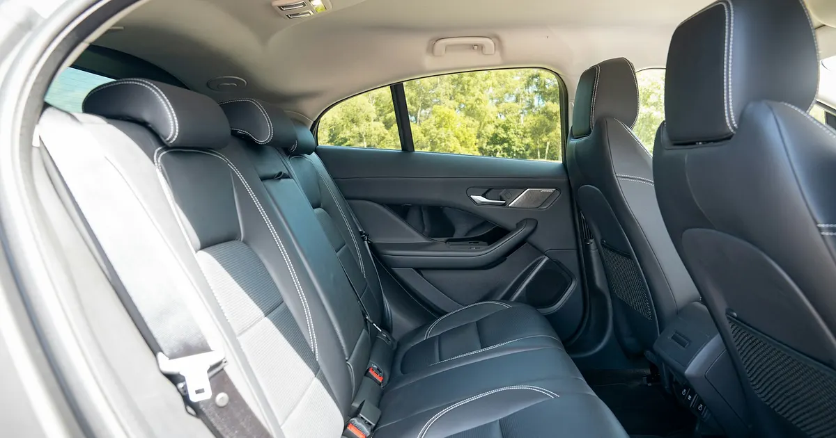 Banquette arrière en cuir d'une berline ONLY VTC pour un transport assis confortable