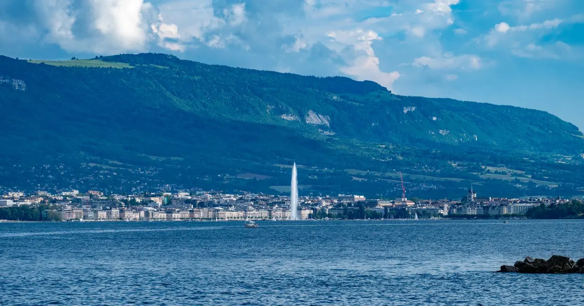 La rade de Genève et le Jet d'Eau vus depuis le lac Léman, avec le Salève en arrière-plan