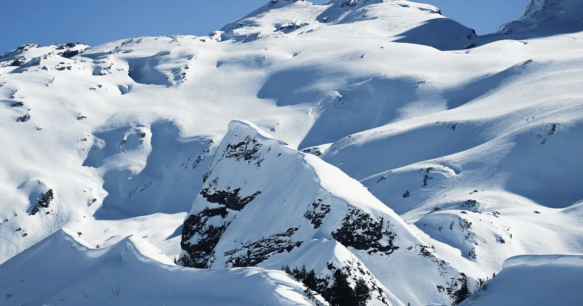 Montagnes enneigées du massif des Aravis au Grand-Bornand, futur site du biathlon des Jeux d'hiver 2030