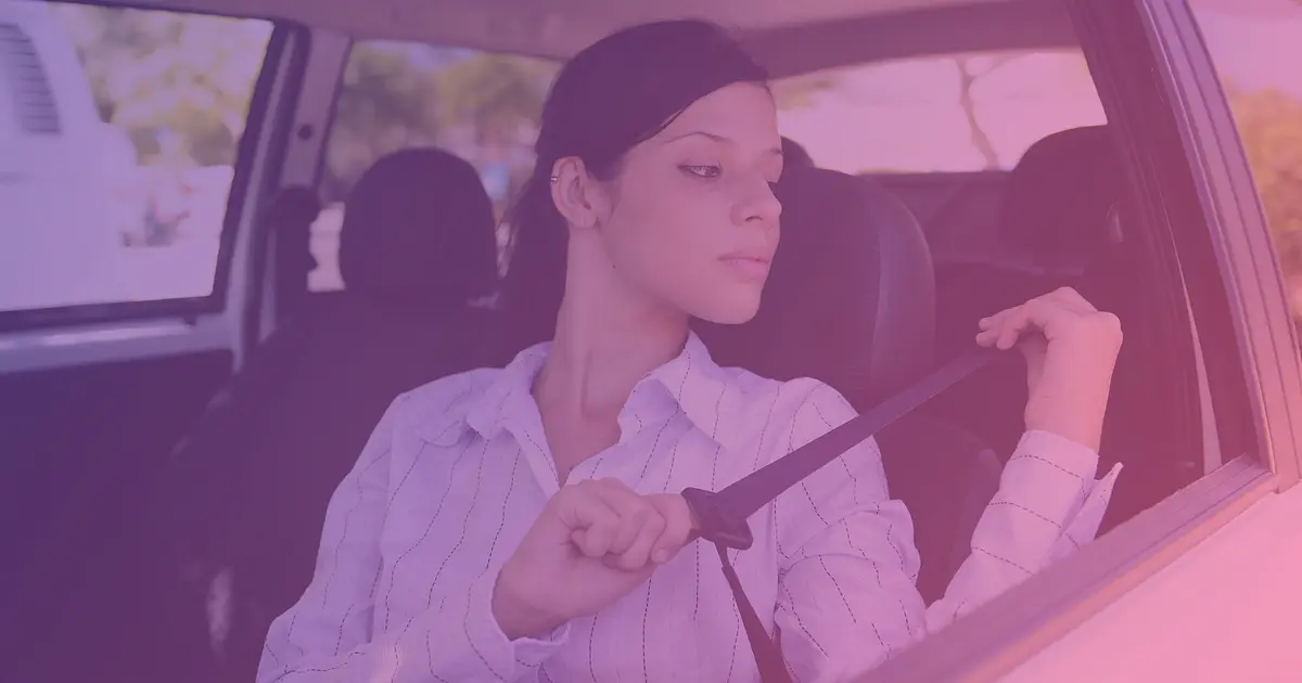 Passager attachant sa ceinture de sécurité à bord d'un véhicule ONLY VTC