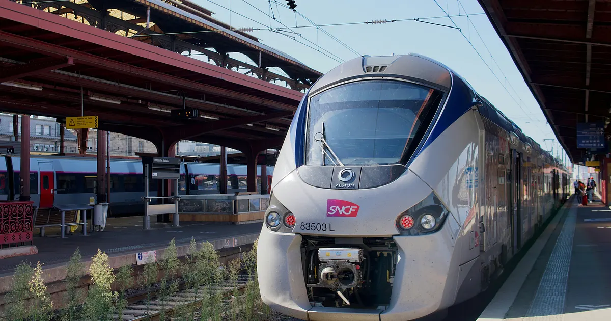 Train SNCF à quai sous la verrière d'une gare — prise en charge VTC à Lyon