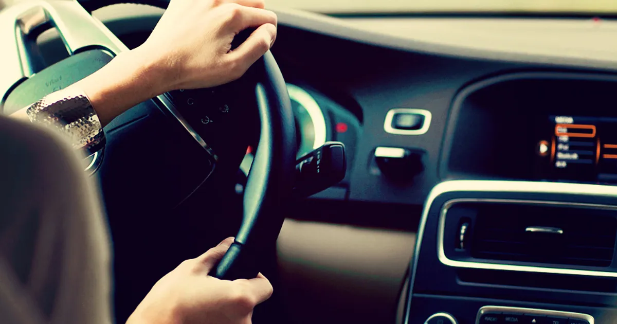 Conducteur au volant sur autoroute, tableau de bord d'un véhicule